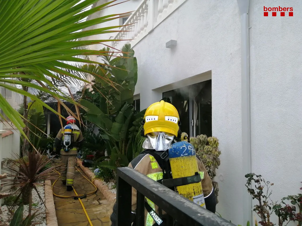 Els Bombers apaguen un incendi en un magatzem annex a una casa al Passeig Marítim de Cambrils