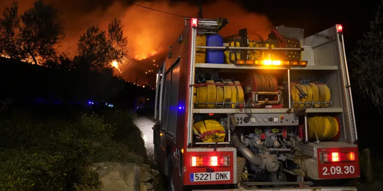 Els Bombers confien que podran estabilitzar avui l'incendi forestal de Roses, que afecta unes 500 hectàrees