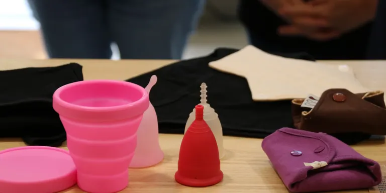 Dilluns comença la distribució gratuïta de productes menstruals reutilitzables