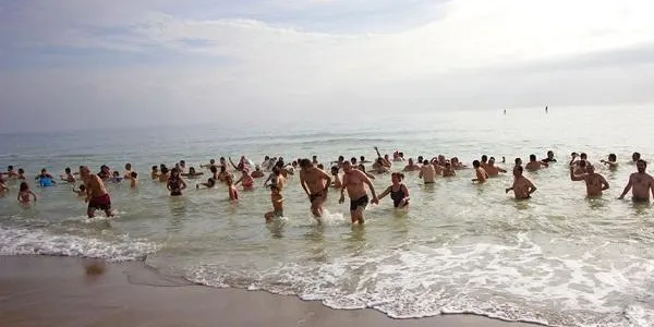 Més d’un centenar de persones participen en la vuitena edició del 1r Bany de l’Any d’Altafulla