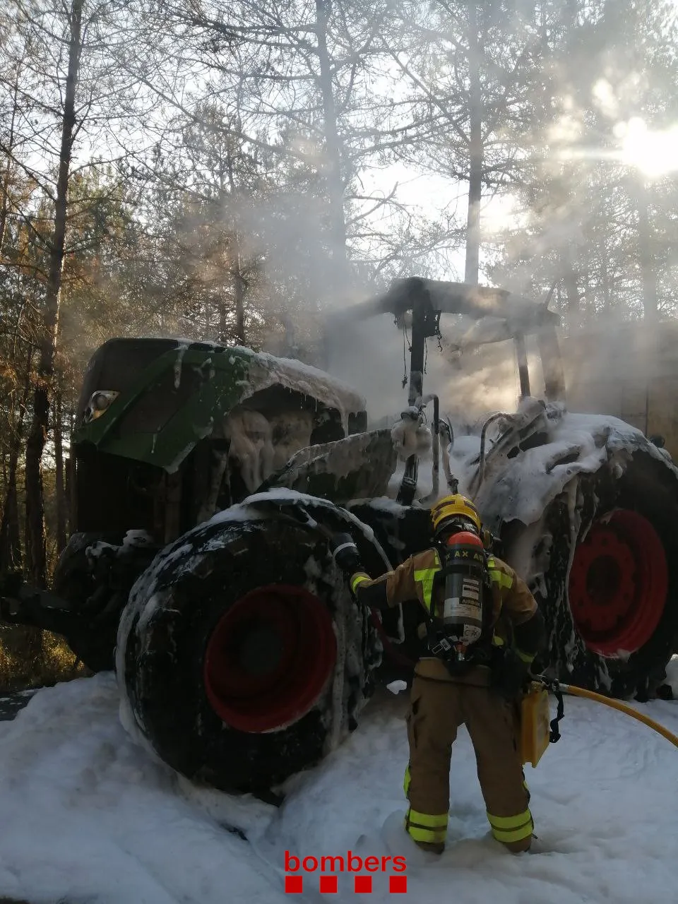 <strong>Crema un tractor a Navès</strong>