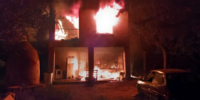 Un espectacular incendi destrueix un mas a la Pobla de Mafumet
