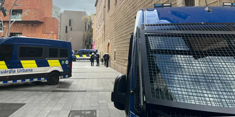 Ampli dispositiu policial a Barcelona per desallotjar l'edifici municipal ocupat La Tancada del Raval