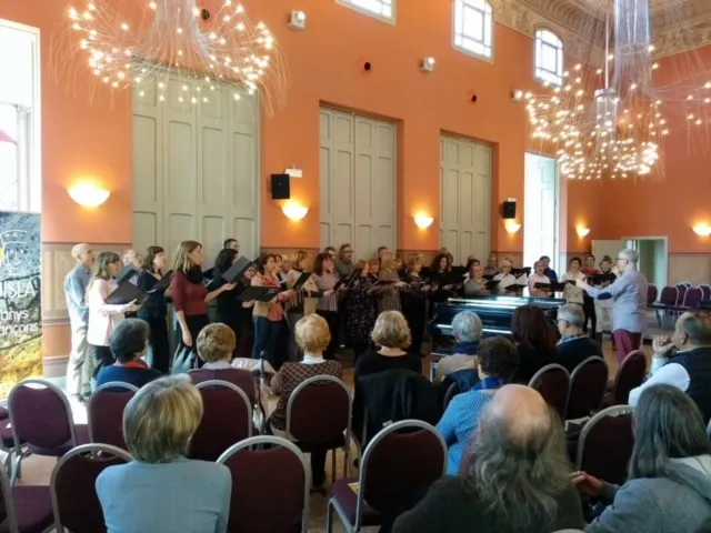 Cantaires de totes les èpoques de la Coral Guisla apleguen les veus en un concert per celebrar el 40è aniversari de la formació