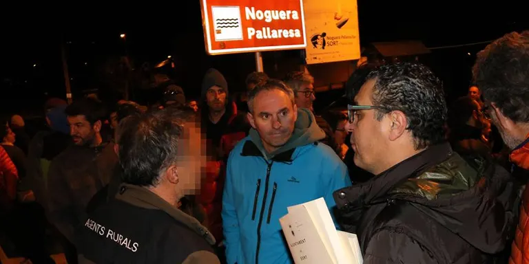 Protesta veïnal a Sort contra la paralització de les obres del canal d'aigües braves