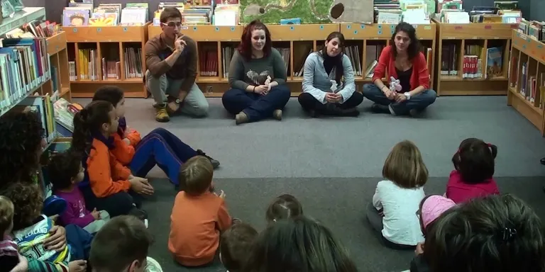 Estudiants de l'Institut Joan Brudieu expliquen contes a la Biblioteca Sant Agustí
