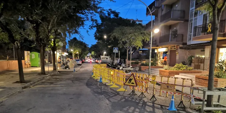 Treballs de reparació a un tram del carrer Narcís Monturiol