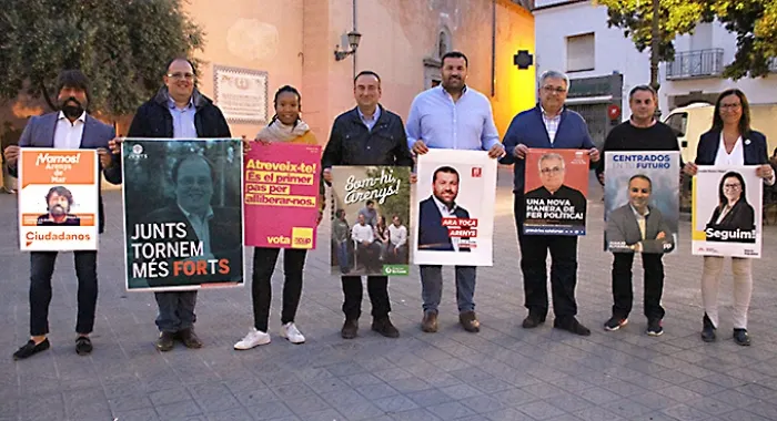 Els candidats es van fotografiar amb els cartells ahir a la placeta (foto: Xavi Salbanyà )