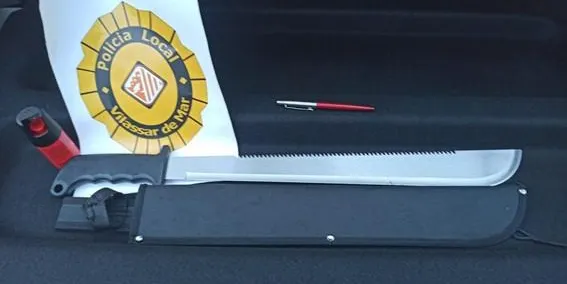 La Policia Local va detenir ahir dues persones i els va intervenir un matxet de grans dimensions
