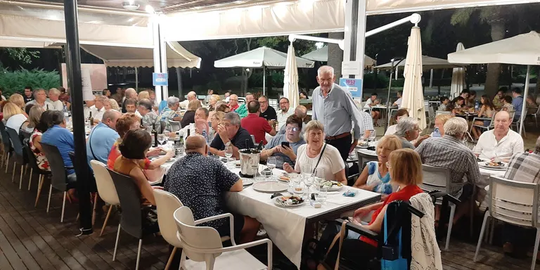 Una cinquantena de membres del grup Collita del 52 participen en un sopar-sindriada