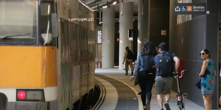 Els sindicats de Renfe i Adif convoquen una vaga de cinc dies contra la "incertesa" que genera el traspàs de Rodalies
