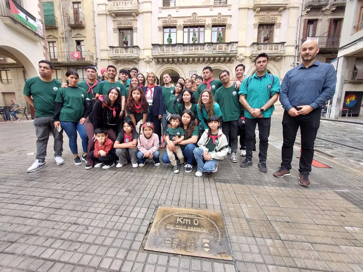 Valls reforça els vincles castellers amb la visita de la colla de Lo Prado