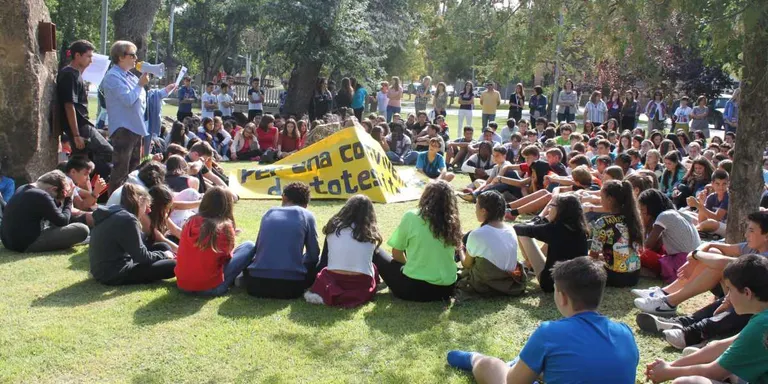 L'INS Ribera del Sió celebra un acte a favor de la convivència