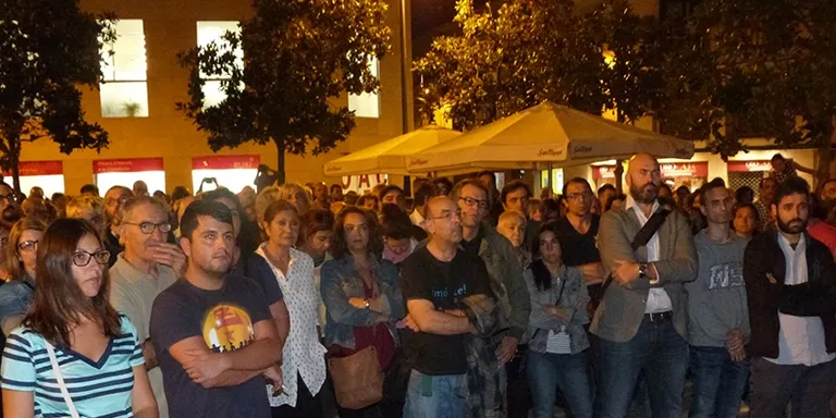 Uns 300 rubinencs es concentren davant l'Ajuntament contra la repressió policial de l'1 d'octubre