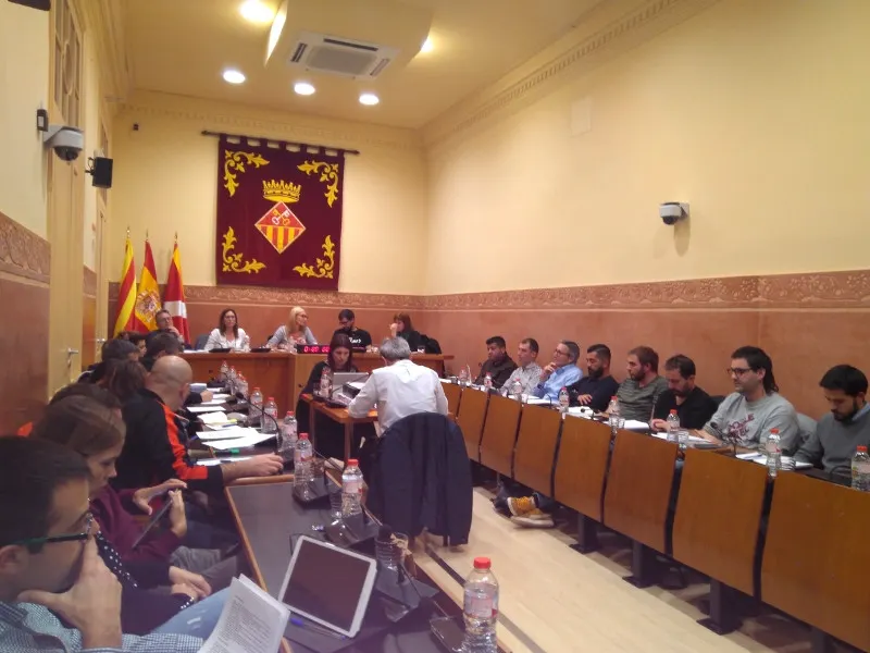 El ple de Rubí aprova l’abolició de la monarquia i l’absolució dels “presos polítics”