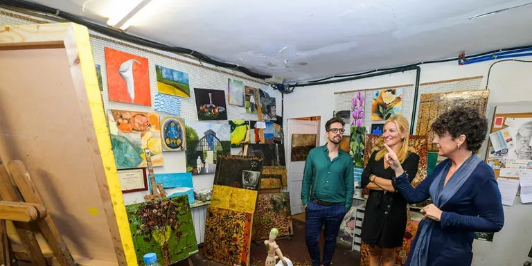 Anna Tamayo dona cinc pintures a l’Ajuntament de Rubí