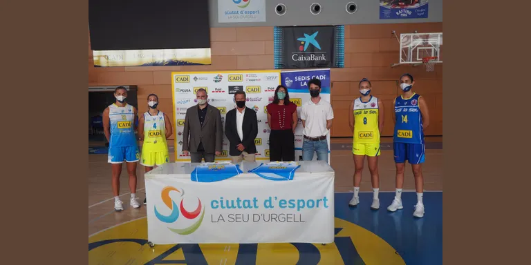 El Cadí La Seu posa els noms de jugadors i tècnics del Sedis Bàsquet a la seva samarreta d'EuroCup