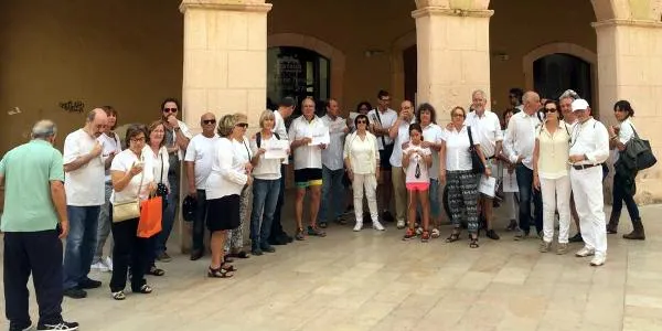 Concentració a la plaça del Pou d’Altafulla per demanar diàleg entre els governs de la Generalitat i l’Estat