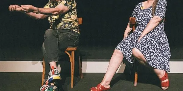 Dos actors consolidats del panorama teatral català duen aquest dissabte a La Violeta l'obra 'Cadires'