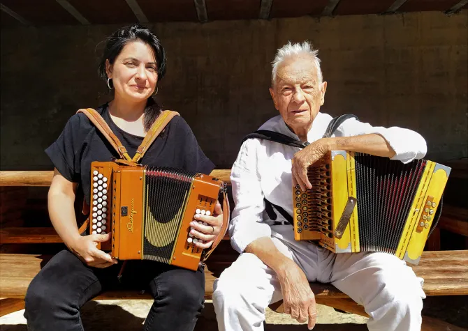 Els acordionistes Artur Blasco i Cati Plana porten aquest dissabte a Jezz Club les cançons de tradició oral
