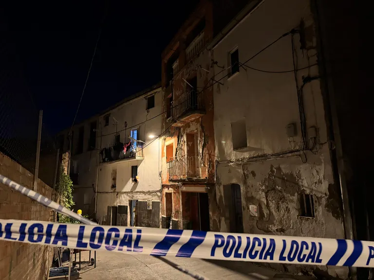 Desallotgen una desena de persones per l'esfondrament d'una casa deshabitada al centre històric de Balaguer