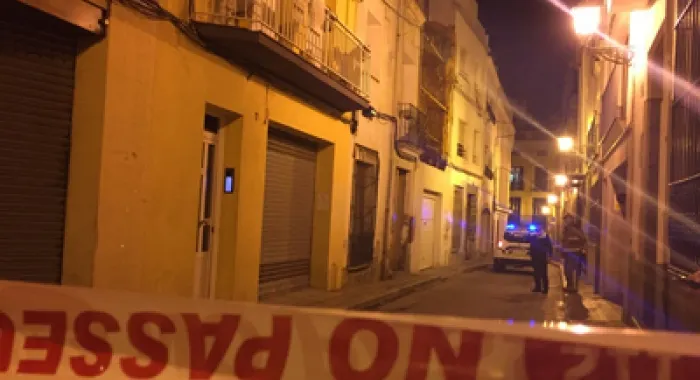 Desallotgen un habitatge al carrer Bonaire per la caiguda d'un sobresostre