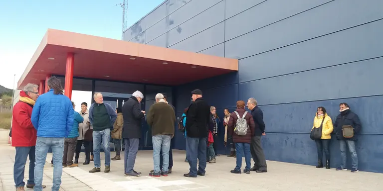Concentració davant la comissaria de Mossos en suport a dos joves detinguts arran del tall a l'autopista AP-7 del 12N