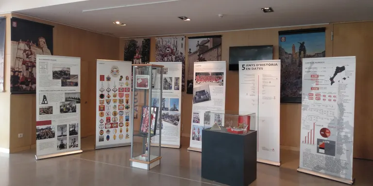 Podeu visitar a la Biblioteca Manuel Serra i Moret l'exposició sobre els Castellers de l'Alt Maresme