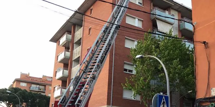 Dos vehicles danyats a causa de la caiguda de teules d’un edifici de la plaça Carles Trias