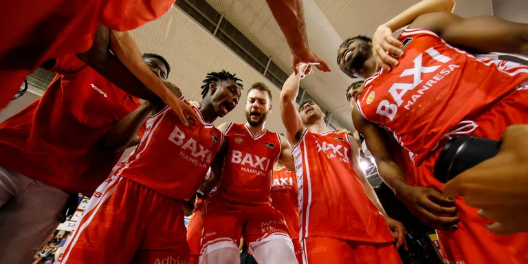 Pas endavant per la salvació dle BAXI Manresa: victòria contra el València (87-82)