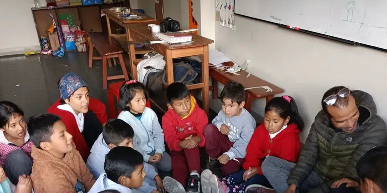 Ràdio Pineda recull material escolar per la ONG 'Niños del Fuego' al Perú