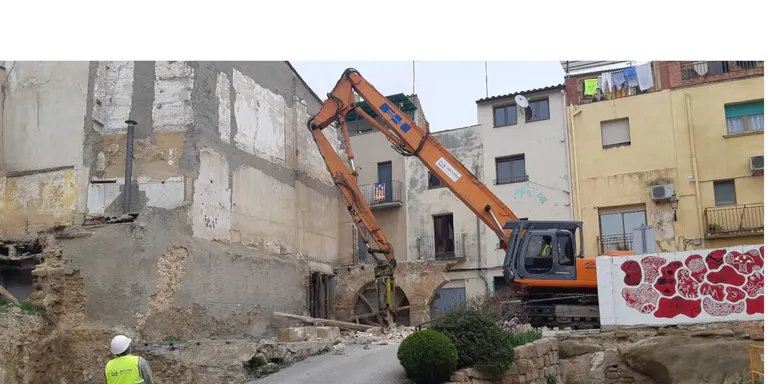 Enderroquen els tres edificis en mal estat del carrer Sabateria de Baix