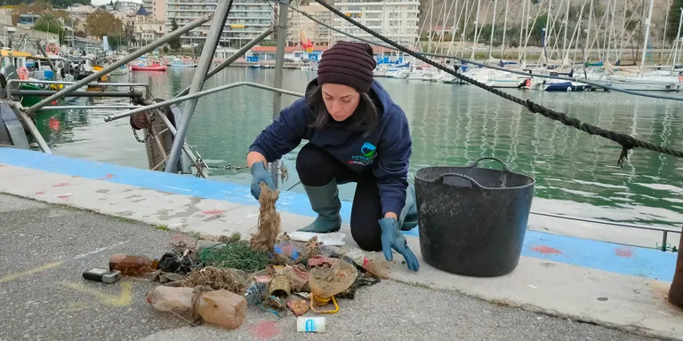 Els pescadors arenyencs recullen 17 mil litres de brossa marina durant aquest 2024