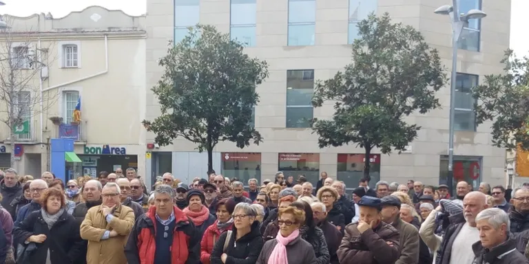El Moviment Pensions Dignes es torna a manifestar a la porta de l'Ajuntament