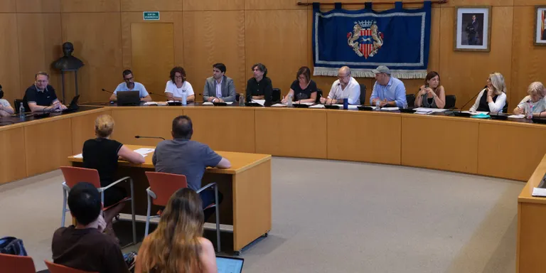 El ple aprova el cartipàs municipal amb queixes i retrets per part de l’oposició