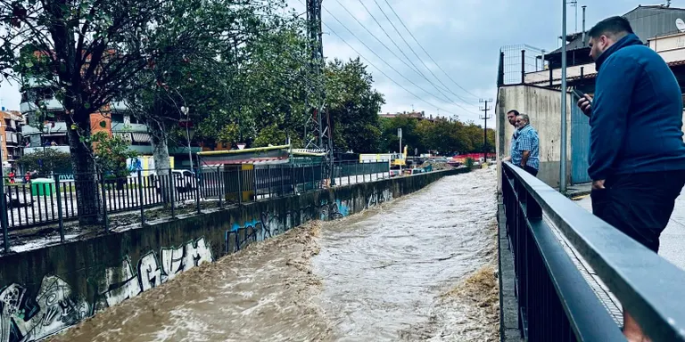 El Meteocat emet un avís vermell per intensitat de pluja en 30 minuts dissabte al Maresme, el Vallès Oriental i la Selva