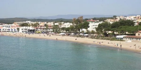 Altafulla rep la bandera blava que reconeix la qualitat i els serveis de la platja