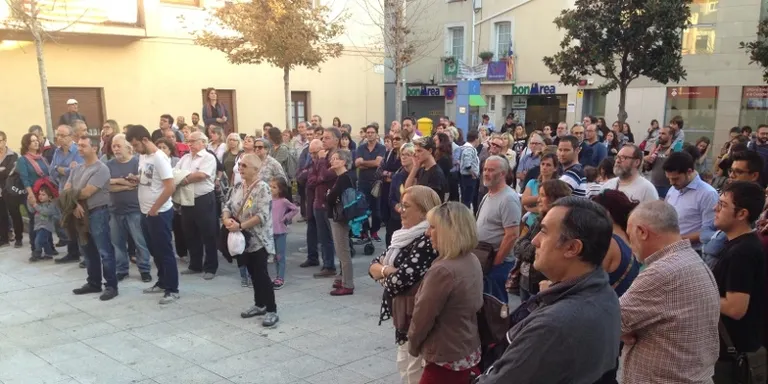 Prop de 150 persones es manifesten en defensa de l’educació pública catalana