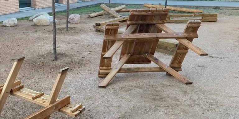 Riudellots es desperta amb destrosses al pati de l’escola