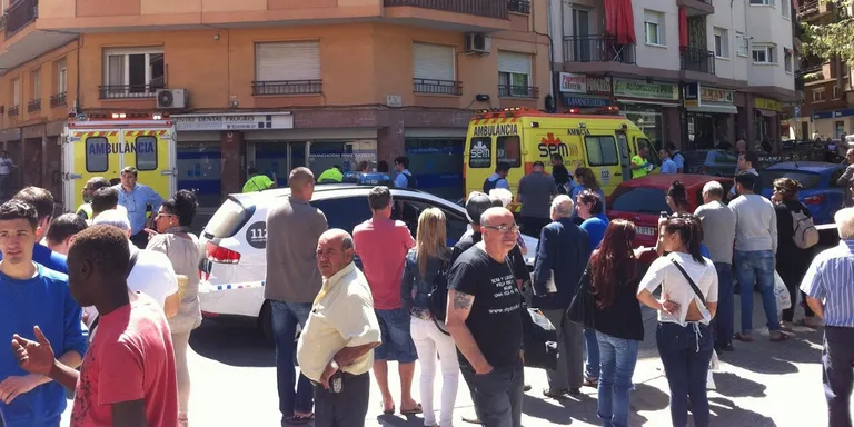 Un home escala una façana del carrer Verge de Fátima i es deixa caure sobre un cotxe