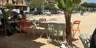 Fins a 53.000 euros de multa a les guinguetes per posar taules a la sorra