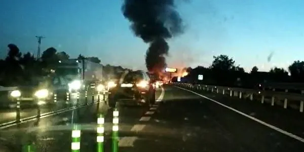 S’incendia un vehicle a la rotonda d’accés a l’AP-7, entre Altafulla i Torredembarra