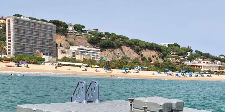 S'habiliten les dues dutxes a les platges i s'instal·la la plataforma flotant a la Picòrdia