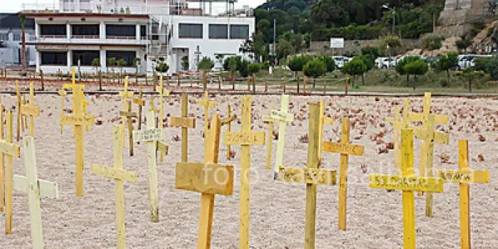 El Comitè de Defensa de la República d'Arenys planta 150 creus a la platja del Cavaió