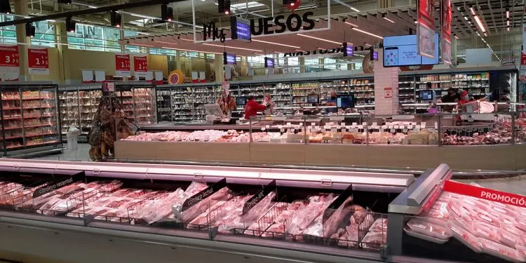Alcampo rectifica y retira la carne para mascotas del lineal junto a productos para consumo humano tras la denuncia pública