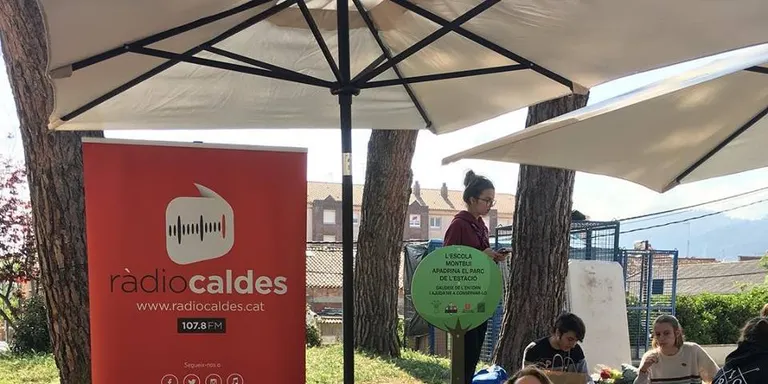 Centenars de persones es van aplegar ahir al Parc de l'Estació per celebrar el Sant Jordi a Caldes