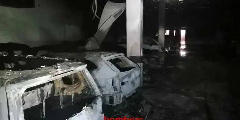 Un incendi en un aparcament soterrani afecta diversos vehicles