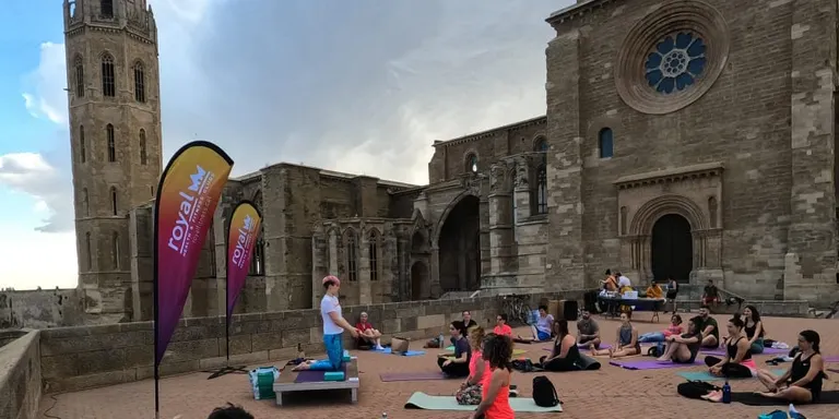 Ioga i Art Solidari a la Seu Vella de Lleida