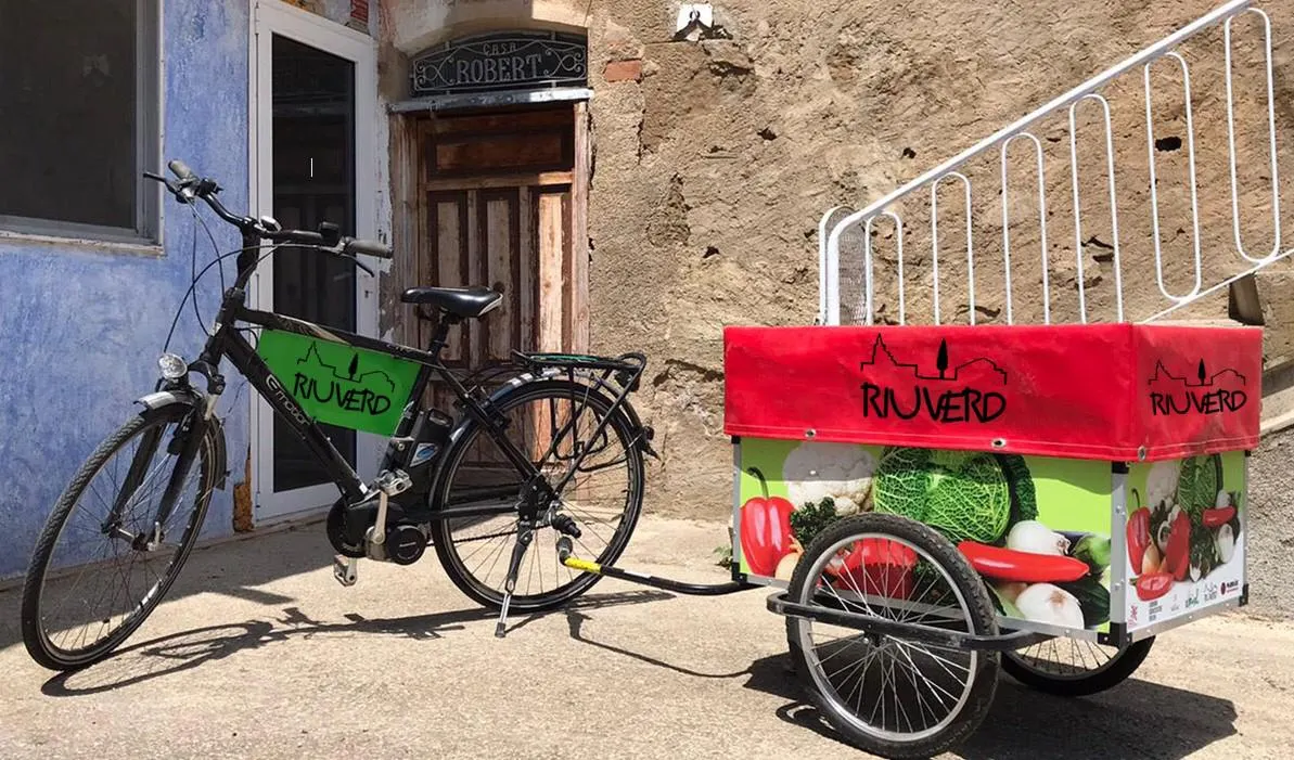 Riuverd i el Consell Comarcal posen en marxa un servei de repartiment a domicili de la compra en bicicleta per a persones vulnerables
