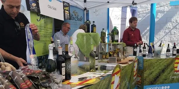 La IV Fira de productes de proximitat del Camp de Tarragona de Caprabo, aquest dissabte a Altafulla